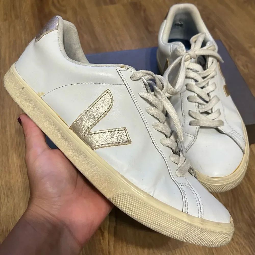 VEJA white gold lace up low top shoes sneakers women’s 10